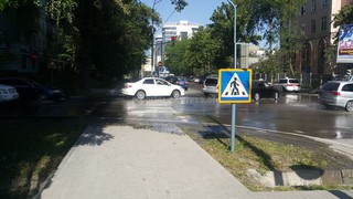 Затопило перекресток Токтогула-Панфилова (фото)