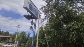 На перекрестке Жибек жолу-Лермонтова в западном направлении ветки закрывают светофор, - читатель (фото)