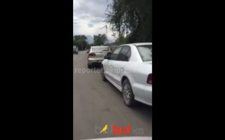 Просьба установить запрещающие знаки на ул.Лумумбы, так как авто заняли всю улицу, - читатель (видео)