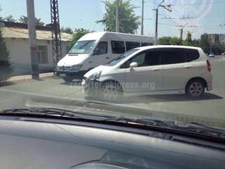 В Оше на кольцевой произошла авария, одной из автомашин управляла девушка <i>(фото, видео)</i> В Оше на кольцевой произошла авария, одной из автомашин управляла девушка <i>(фото, видео)</i>