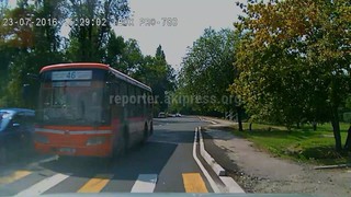 Автобус №46 ехал по встречной полосе в районе ВДНХ, мне пришлось заехать на бордюр - читатель <i>(видео)</i>