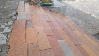 На площади Ала-Тоо моют гранитные ступеньки <i>(фото, видео)</i>