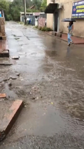 Во время дождя затопило тротуар на участке ул.Абдрахманова из-за того, что арыки были забиты мусором(видео)