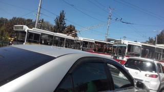 На перекрестке Чуй-Абдрахманова образовалась пробка из троллейбусов, - читатель (фото)