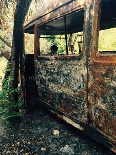 Житель 7 мкр Бишкека просит увезти сгоревший бусик со двора №20 (фото)