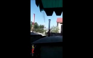 Житель ул.Асаналиева жалуется, что соседи травят их, сжигая остатки тканей (видео)