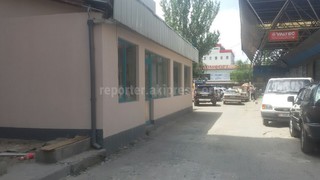 Из-за большегрузных авто, которые выгружают товар на рынке «Комфорт», блокируется заезд и выезд жителям домов на ул.Ибраимова, - читатель (фото)