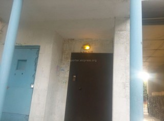 Читатель просит кыргызстанцев выключать свет в подьезде домов по утрам (фото)