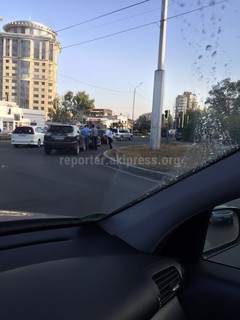 В Бишкеке на пересечении улиц Токомбаева и Жукеева-Пудовкина произошло ДТП <i>(фото) </i>