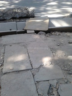 Почему на бульваре Эркиндик тротуар выложен брусчаткой только возле Конституционной палаты? - читатель (фото)