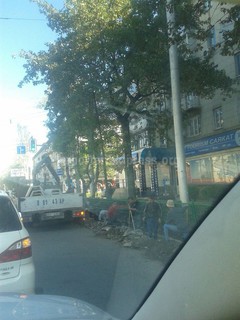 Спецтехника городских служб по очистке арыков создает пробки в городе, - бишкекчанка (фото) Спецтехника городских служб по очистке арыков создает пробки в городе, - бишкекчанка (фото)