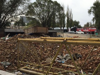 На пересечении улиц Панфилова и Линейной складируют строительный мусор, - бишкекчанин (фото)