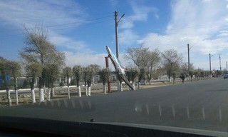 В Балыкчы на ул.Фрунзе ветер сорвал рекламный щит, - читатель <i>(фото)</i>