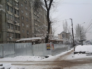 Через несколько часов упавший козырек убрали с тротуара