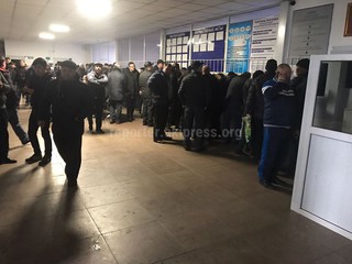В отделе ГРС на авторынке «Риом Авто» скопилась большая очередь, - читатель <i>(фото)</i>