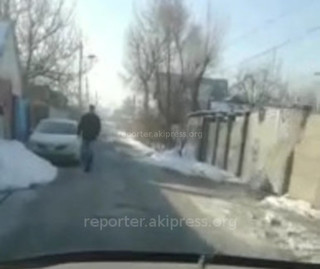 «Бишкекасфальтсервис» демонтирует самовольно установленные «лежачие полицейские» на ул.Вятской