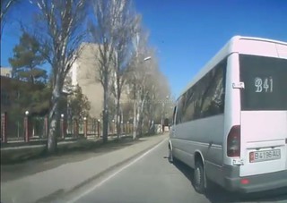 Патрульная милиция проводит поисковые мероприятия по установлению и задержанию водителя маршрутки № 212, «зажимавшего» ехавшего за ним авто