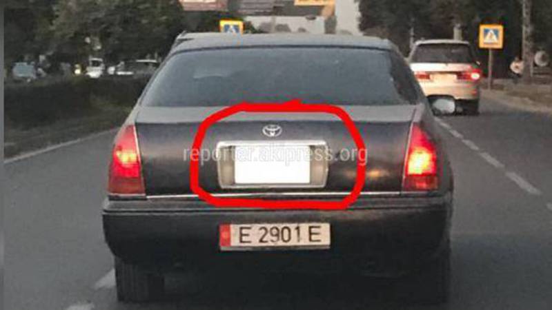 Водитель «Тойоты» установил зеркало на панели багажника