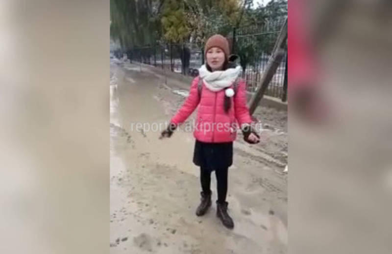 Девочка из Кербена устала ходить в школу в испачканной обуви. Она записала видеобращение