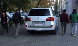 Возле Минэконома припарковали «Лексус» на тротуаре <i>(фото)</i>