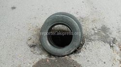 Колодец перед заездом в Инфекционную больницу открыт