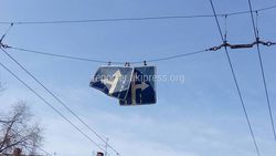 На улице Льва Толстого помяты дорожные знаки