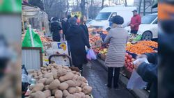 На ул.Айни торговцы убрали товары с тротуаров добровольно, - мэрия