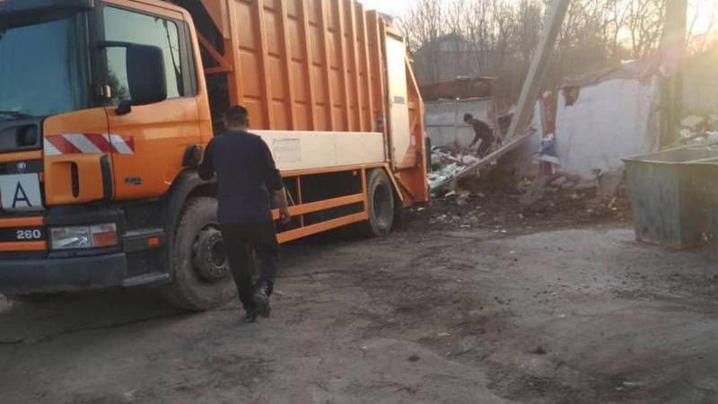В Бишкеке на улице Усенбаева в районе БЧК убрали мусор, - мэрия