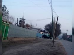 Талас шаарындагы Мырзалиев көчөсүндө жарыктандыра турган столб кулайын деп турат
