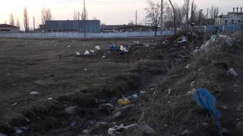 В Кемине в районе Перевал-Базы повсюду разбросаны целлофановые пакеты, - житель (фото)