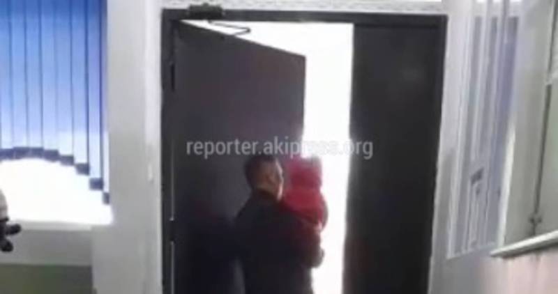 В 3 детской больнице очень громко скрипит дверь, - бишкекчанка (видео)