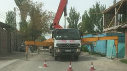 На Юнусалиева - Джантошева строительная техника перегородила проезд (фото)