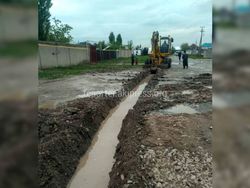 В жилмассиве Арча-Бешик выкопали арык для отводы потока воды