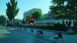 «Бухара-Ассорти» огородила общественную парковку. Мэрия ответила, что у кафе есть договор об аренде