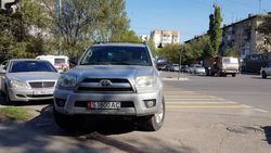 На Московской - Ибраимова водители паркуются на тротуаре и пешеходном переходе (фото) На Московской - Ибраимова водители паркуются на тротуаре и пешеходном переходе (фото)