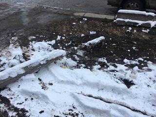 Читатель просит убрать упавшую опору на Ибраимова-Боконбаева (фото)