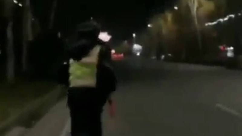 Видео — Сотрудник патрульной милиции убежал от человека, который пытался снять его на телефон
