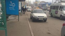 На улице Ауэзова водители паркуются на остановке <i>(видео, фото)</i>