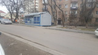 Читатель Марат просит проверить законность установления торгового павильона на Сухомлинова-Токтоналиева