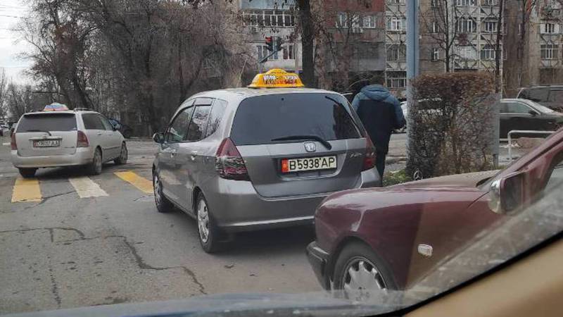 На Фрунзе-Гоголя на проезжей части дороги постоянно паркуются водители (фото)