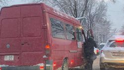 На ул.Тоголок Молдо водитель маршрутки нарушил несколько ПДД <i>( фото)</i>