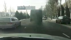 На ул.7 Апреля из выхлопной трубы автобуса №6 идет густой дым. Видео