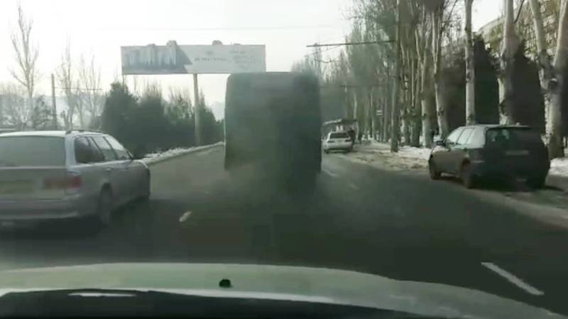 На ул.7 Апреля из выхлопной трубы автобуса №6 идет густой дым. Видео