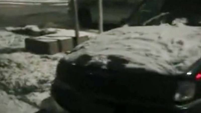 На ул.Боконбаева больше недели стоит «Мерседес» и закрывает проход к «зебре», - бишкекчанин