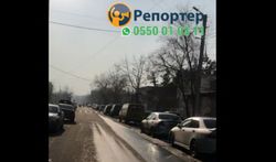 В 5 мкр жители жилого дома припарковали свои авто на проезжей части дороги, - горожанин