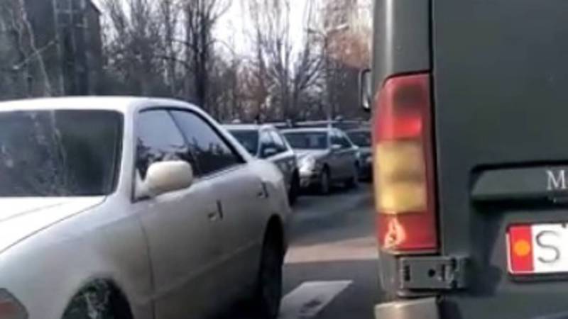 На ул.Айни машины паркуются на обочине дороги и создают пробки, - горожанин (видео)