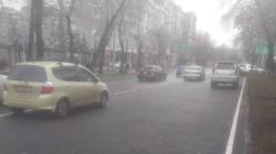Возле поликлиники МВД эвакуировали неправильно припаркованные машины. Видео