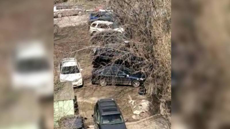 На площади Победы водители паркуются на парковой зоне, - бишкекчанин