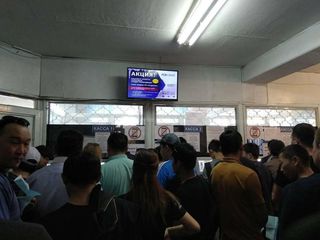 Горожанин просит устранить ряд препятствий в ГУОБДД на ул.Горького в Бишкеке (фото)