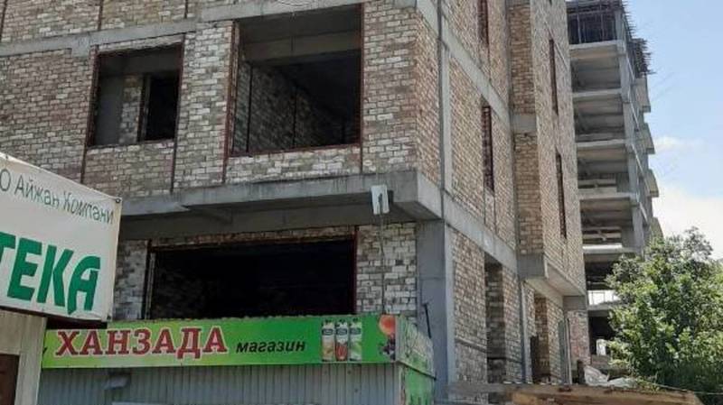 На ул.Крылова часть тротуара обвалилась из-за строящейся высотки, - горожанин. Фото